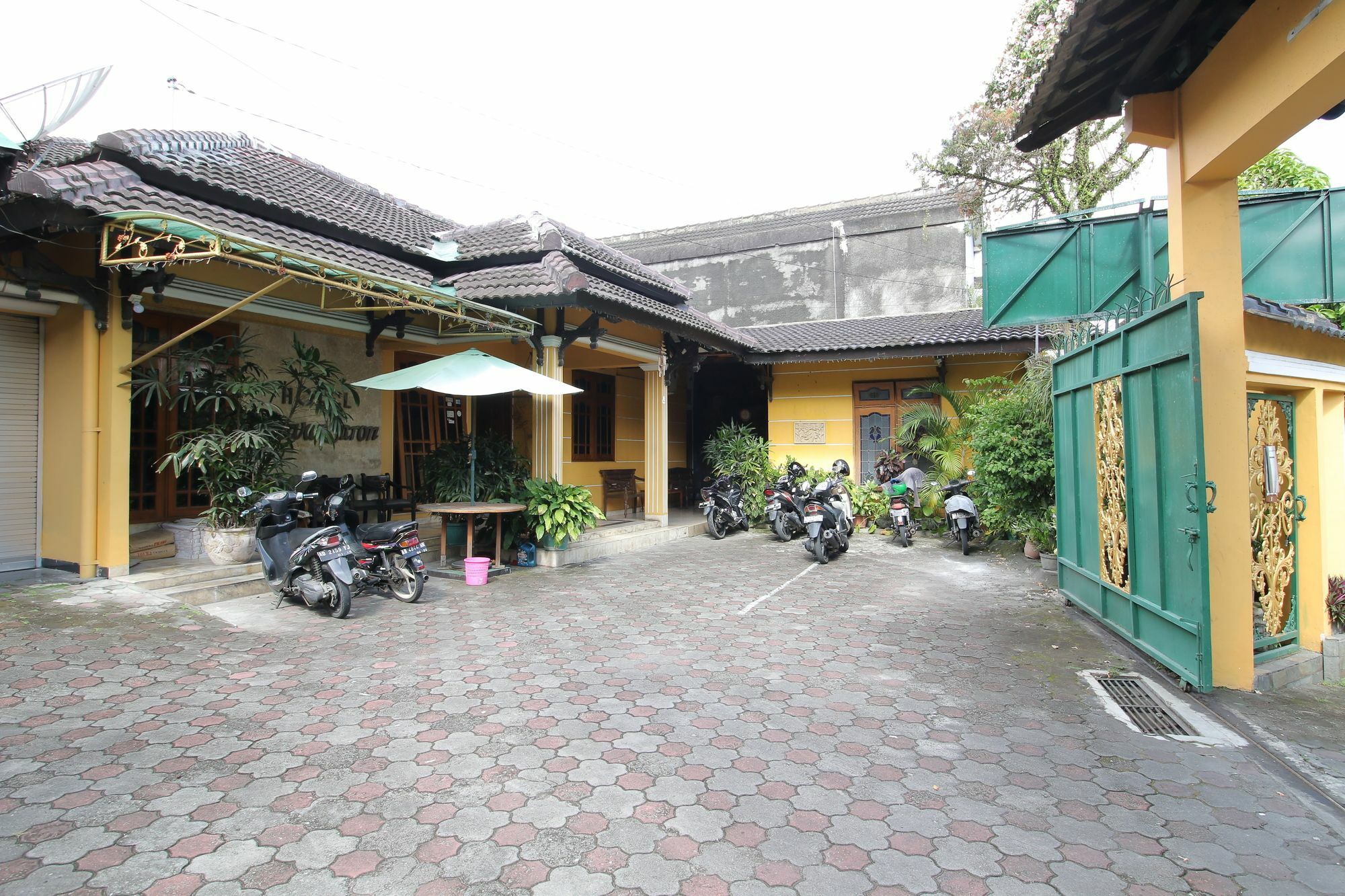 Oyo 392 Hotel Mawar Saron Yogyakarta Exterior photo